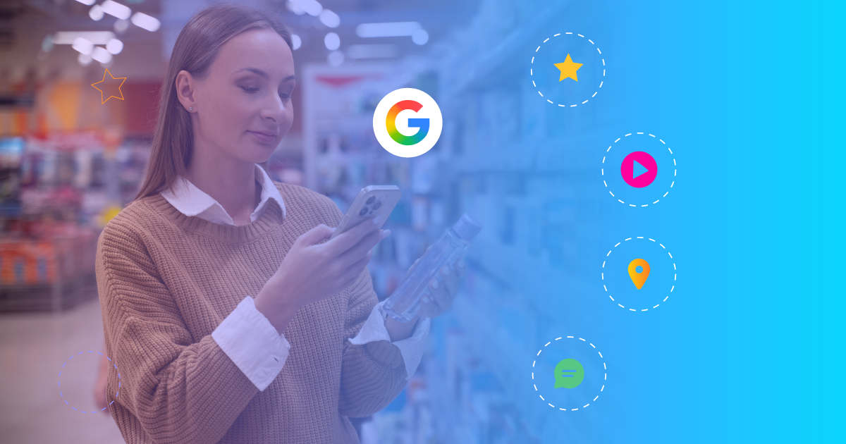 Comportamento do consumidor na jornada de compra: mulher pesquisa no celular antes de comprar produto em loja física. Ícones do Google e de redes sociais mostram a influência do digital na decisão de compra.